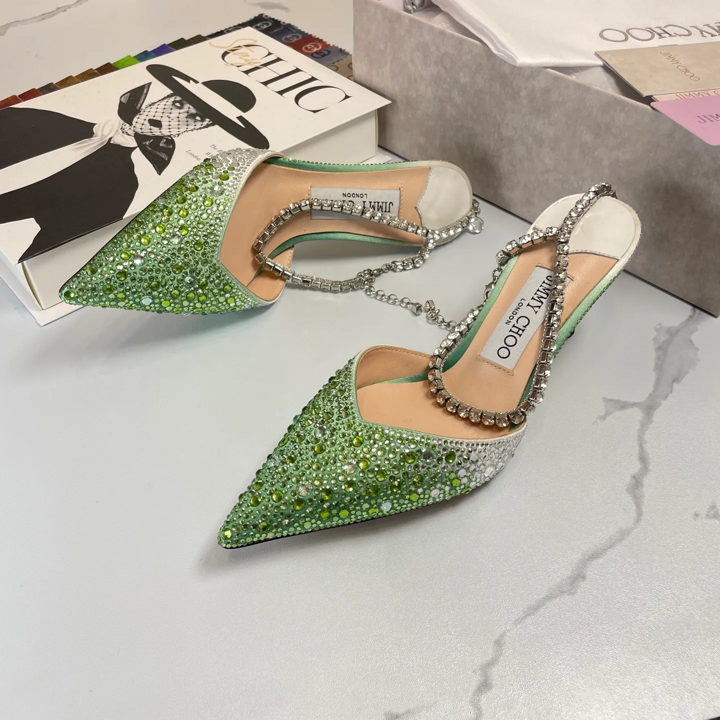 👟👟Ex-factory price 680👟👟 Jimmy Choo/Jimmy Choo classic diamond chain pointed toe crystal high-heeled sandals. Excellent crystal shoes, so beautiful that you can't take your eyes away. The shape of the shoes is very delicate, not too narrow and long. The internal space is sufficient, allowing the toes to relax enough. The rhinestones outline a charming arc on the instep, which is simply beautiful. It has a 360-degree surrounding fairy atmosphere, gorgeous but not exaggerated! ! The fabric is made of imported silk, with imported sheepskin lining. Customized A-grade Italian genuine leather sole. Heel height: 6.5 or 8.5. Size: 35-40 (41, 42, 43 customized, non-refundable)